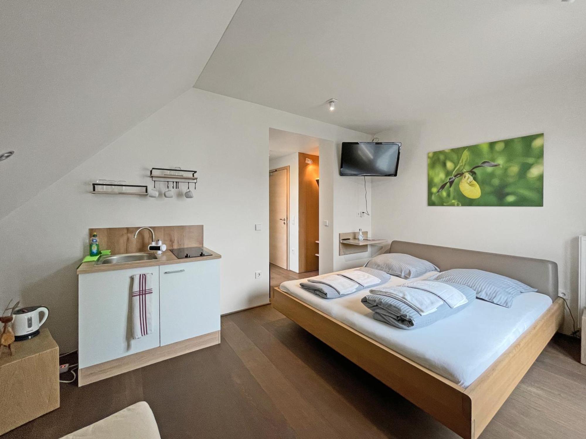 Modernes & Gepflegtes Hotelzimmer Mit Kueche! Bernstadt  Ngoại thất bức ảnh