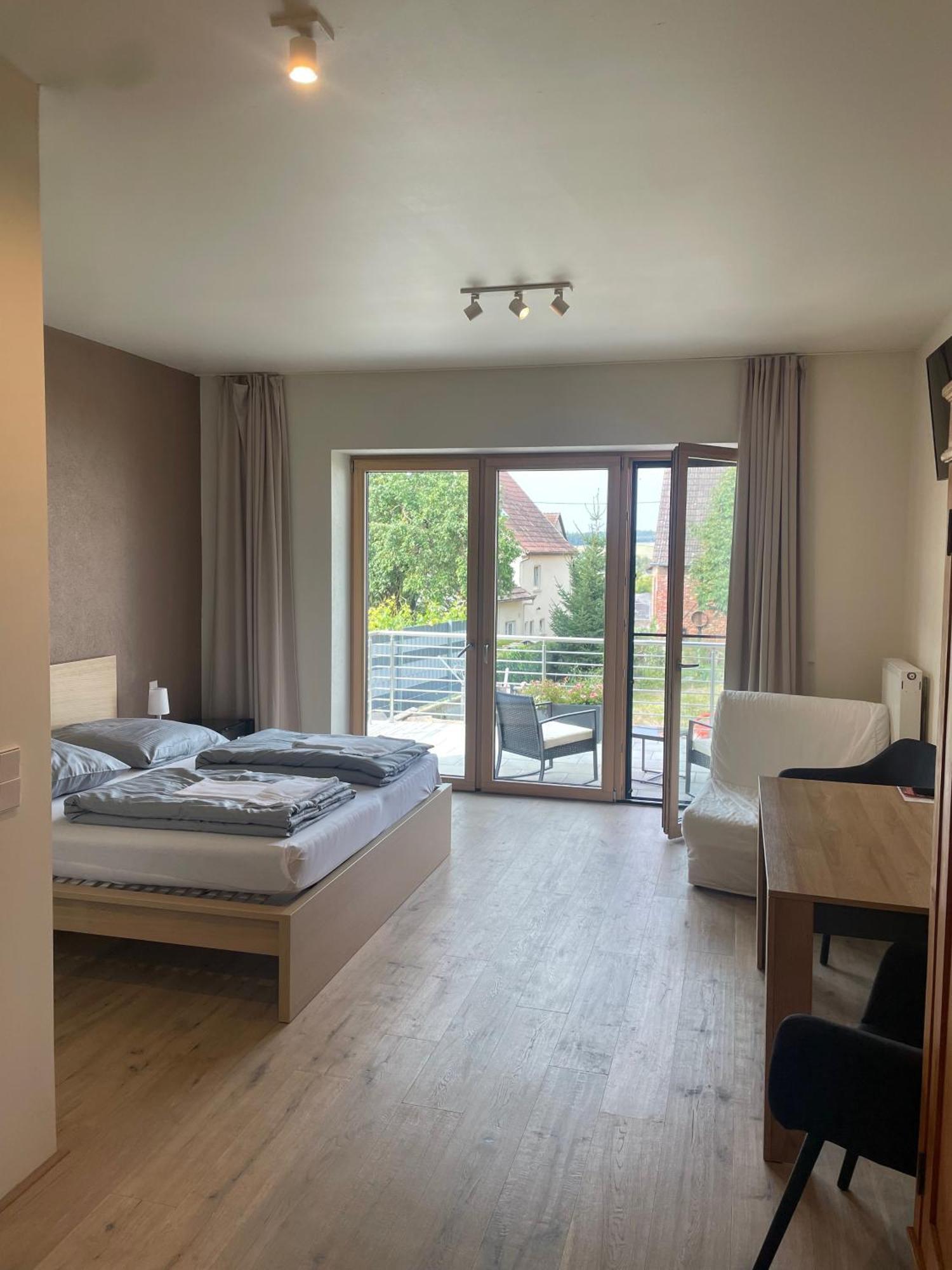 Modernes & Gepflegtes Hotelzimmer Mit Kueche! Bernstadt  Ngoại thất bức ảnh